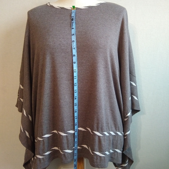 Hem & Thread Poncho - Picture 7 of 10